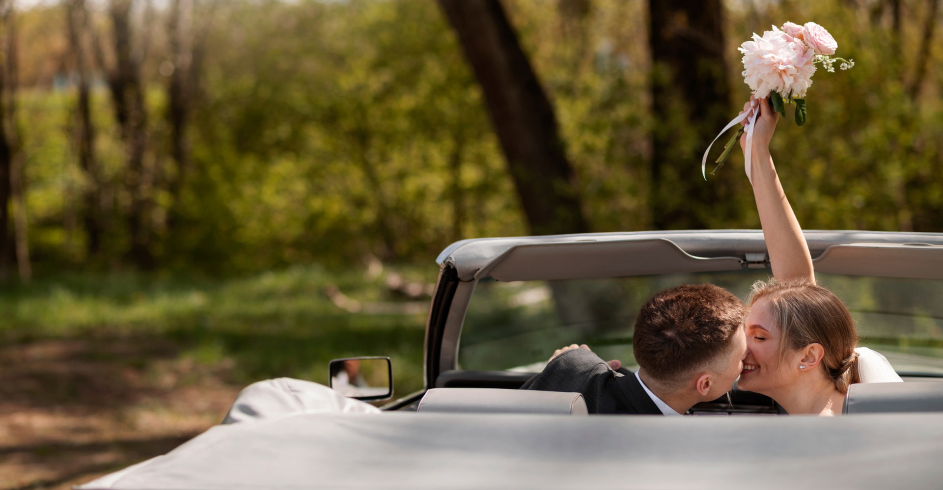 What are the benefits of renting a car for a wedding?